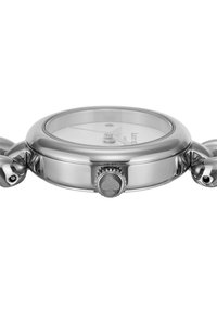 Reloj en tono plateado con caja redonda, banda de metal y un logo en forma de pica en la corona. La esfera minimalista cuenta con dos manecillas y sin números.