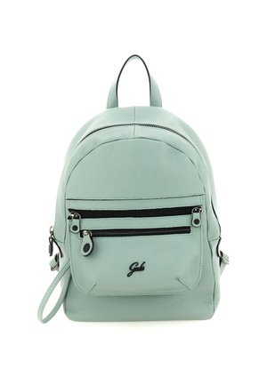 Zaino in pelle verde menta con forma arrotondata, dotato di due tasche anteriori nere con cerniera e una maniglia superiore per il trasporto.