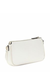 Weiße synthetische Clutch-Tasche mit glatter Textur, Reißverschluss, goldenen Hardware-Akzenten und rechteckiger Form.