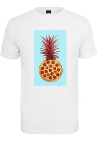 Balta medvilninė marškinėlių su dideliu ananaso, uždengtu pepperoni pica, grafika, esanti šviesiai mėlyname fone.