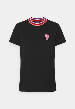 Černé tričko s krátkým rukávem, s vícebarevným proužkovaným límcem a malým růžovým logem kreslené postavičky na levém horním prsou.