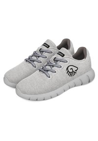 Graue Sneakers aus Textil mit abgerundetem Zeh, kontrastierenden dunkelblauen Schnürsenkeln und einem schwarzen Logo an der Seite. Gummisohle mit strukturierten Rillen.