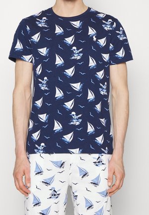 Maglietta in cotone blu navy con motivo di barche a vela bianche e blu e uccelli. Girocollo, maniche corte e design dalla vestibilità regolare.