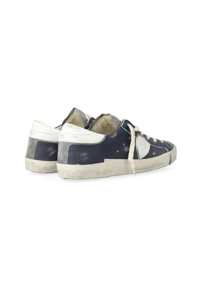 Marineblå læder sneakers med hvide og grå accenter. Rund tå, snørresystem, struktureret overflade, synlig slitage på såler og yderside.