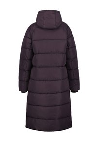 Puffjakke i mørk lilla, knælang med hætte, med vandret quiltet mønster, lange ærmer og en glat tekstur.