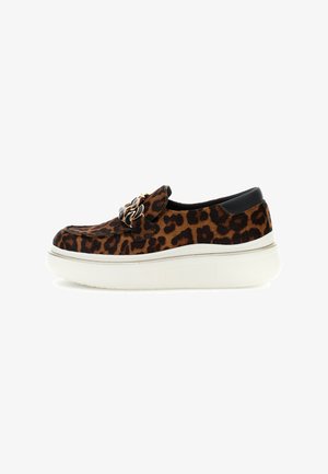 Loafer cu imprimeu leopard, cu talpă albă groasă și detalii din lanțuri aurii pe partea superioară, stil slip-on cu guler negru la călcâi.