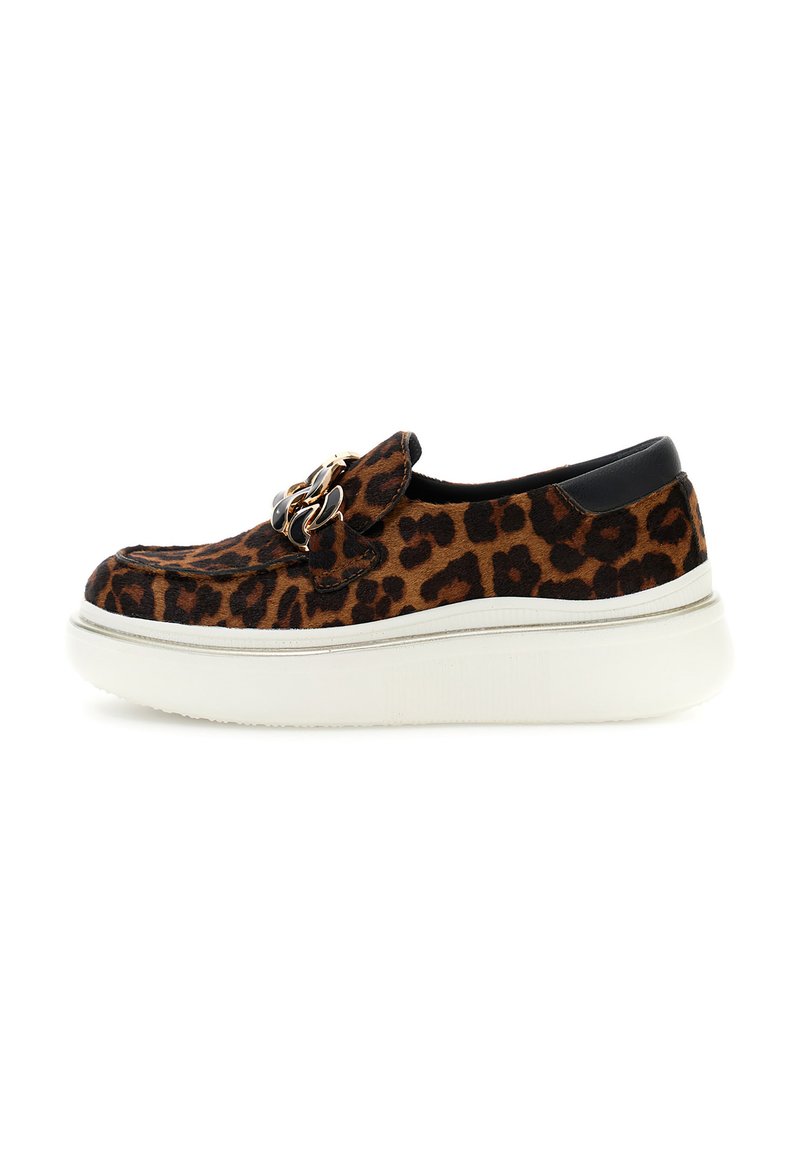 Leder-Slipper im Leopardenmuster mit grober weißer Sohle und goldener Kettendetail auf der Oberseite, Slip-On-Style mit schwarzem Fersenkragen.