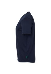 Camiseta de cuello redondo de manga corta azul marino vista de lado, con una pequeña etiqueta verde cerca del dobladillo inferior.