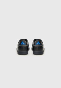 adidas Performance PREDATOR FREESTYLE JUDE INDOOR FOOTBALL SHOES - Beltéri futballcipő - core black/silver-coloured/glory blue