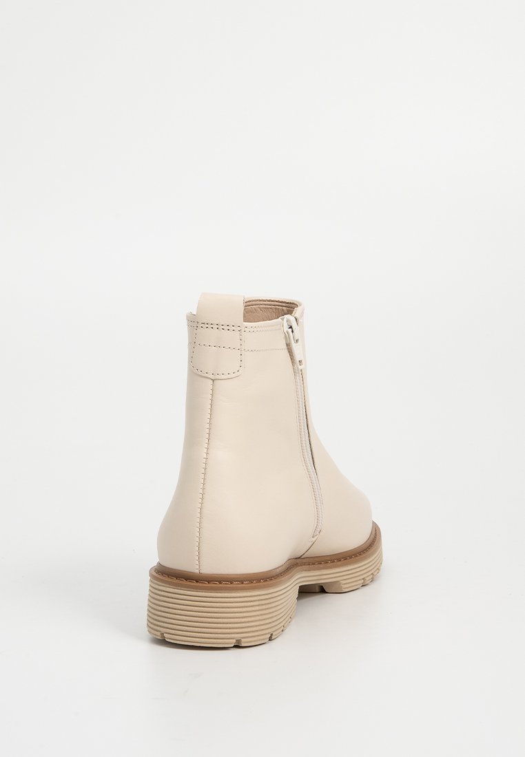 Beige Leder Stiefelette mit einem Reißverschluss an der Rückseite, abgerundetem Zehenbereich und strukturiertem, braunem Absatz. Minimalistisches Design und akzentuierte Nähte.