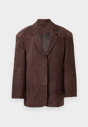 Mørkebrun ruskindsblazer med slidser, to forreste klaplommer og en brystlomme, præsenteret mod en hvid baggrund.