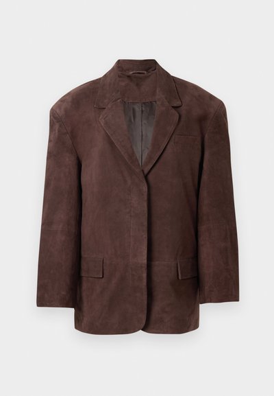 Blazer de ante marrón oscuro con solapas de muesca, dos bolsillos frontales con tapa y un bolsillo de pecho, presentado sobre un fondo blanco.
