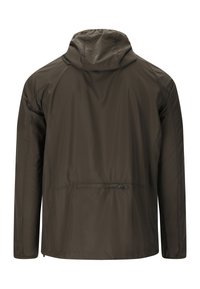 Dunkelolivgrüne Regenjacke mit Kapuze, Rückenansicht, lange Ärmel und eine horizontale Reißverschlusstasche in Taillenhöhe.