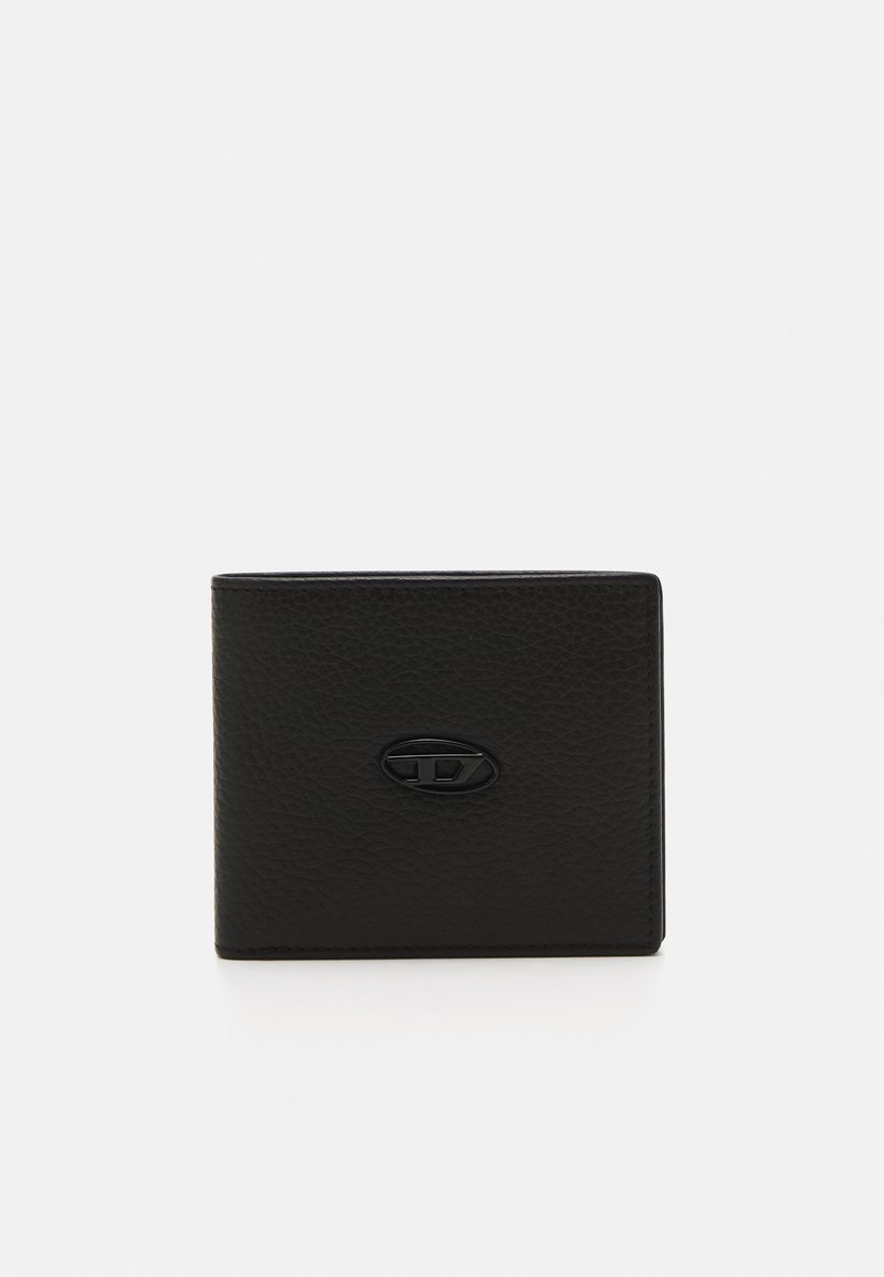 Portefeuille en cuir noir avec une finition texturée et un logo circulaire en relief à l'avant. Compact, avec une forme rectangulaire simple.