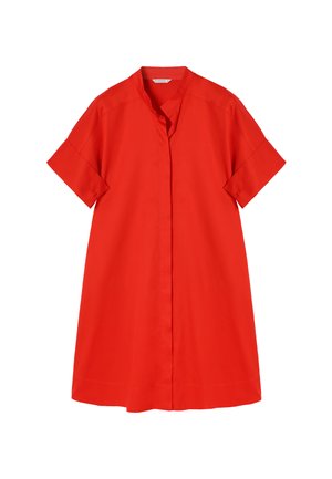 Vestido rojo de camisa hecho de una tela suave, con cuello mandarín, mangas cortas y una silueta relajada en A, sin patrones ni adornos.