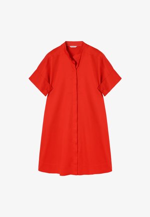 Czerwona sukienka koszulowa z gładkiego materiału, z kołnierzykiem mandaryńskim, krótkimi rękawami i swobodnym, A-liniowym krojem, bez wzorów ani zdobień.