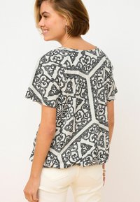 Next REGULAR FIT - Printtipaita - black white