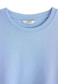 Lichtblauw katoenen T-shirt met een ribbelende ronde hals, voorzien van een label aan de binnenkant. Glad textuur, eenvoudig ontwerp, geen patronen.