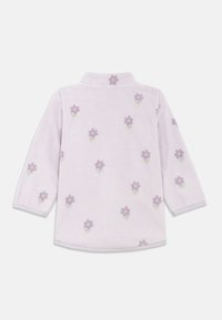 Jasnofioletowa bluza polarowa z długimi rękawami, zdobiona rozproszonymi wzorami kwiatowymi w odcieniach różu i fioletu. Kołnierzyk i miękka faktura.