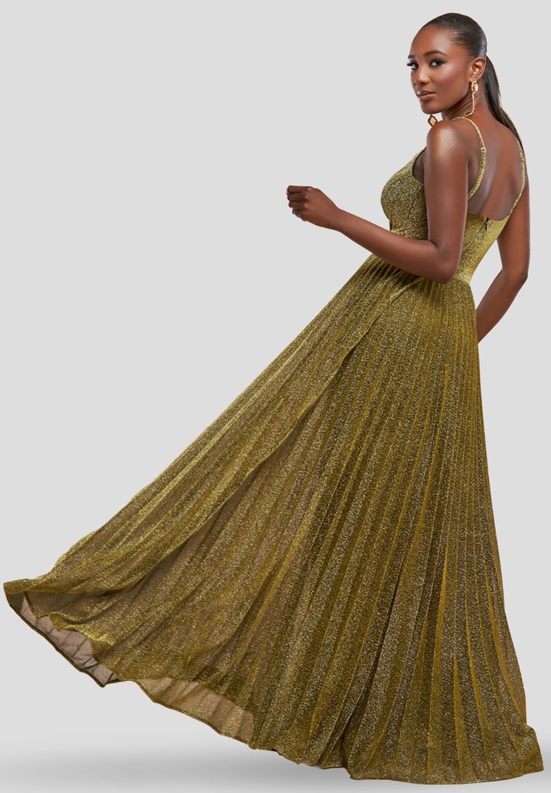 Lang, plisseret aftenkjole i metallisk olivengrøn stof, med tynde stropper og en tætsiddende bærestykke, der flyder ud i en lagdelt nederdel.