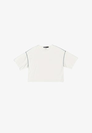 Wit cropped t-shirt van zacht katoen, met korte mouwen en contrasterende blauwe stiksel langs de schouders en de zoom.