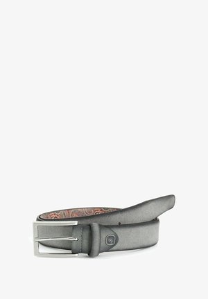 Grauer Ledergürtel mit strukturierter Oberfläche, silberner Metallschnalle und gemustertem Innenfutter. Verfügt über ein Logodetail am Riemen.