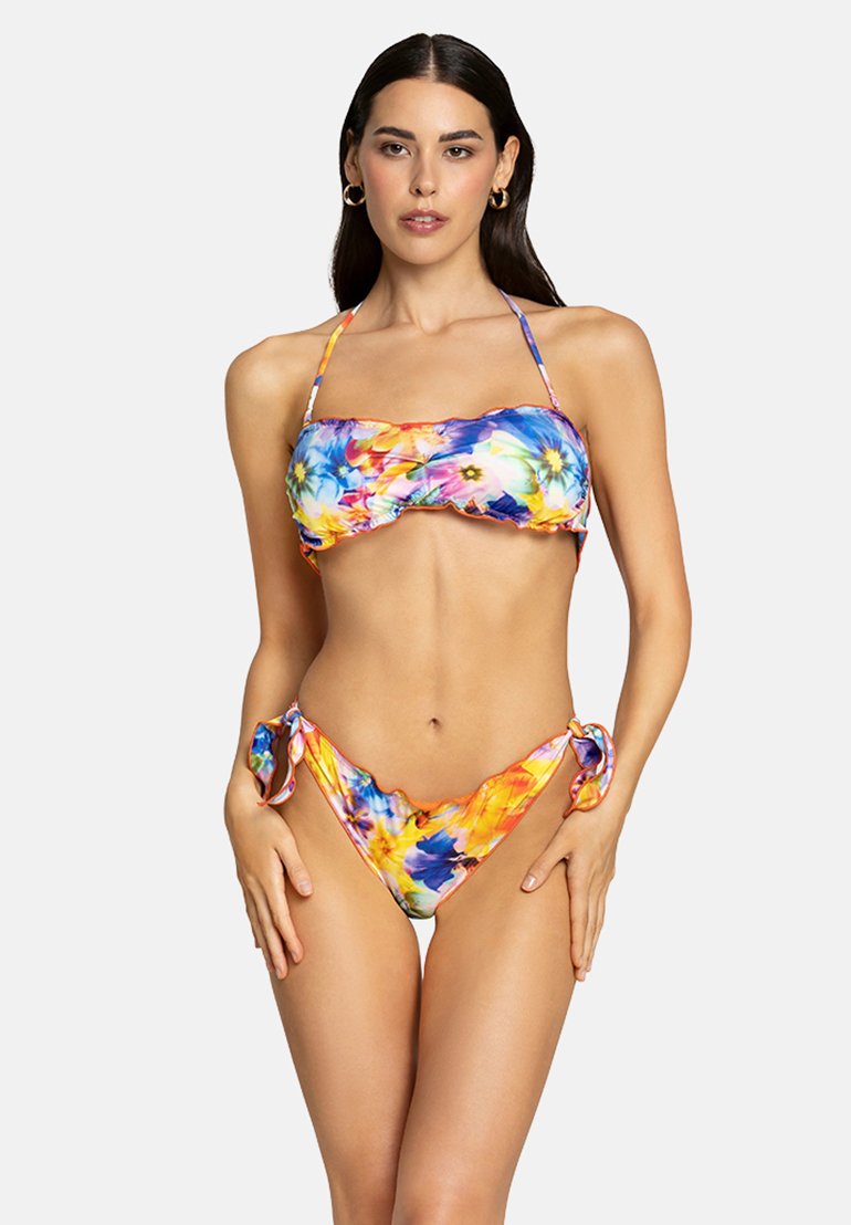 Set di bikini con un motivo floreale multicolore; il top ha un design a bandeau con spalline regolabili, mentre i fondi presentano lacci sui lati.