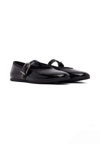 Mocasines de charol negro con punta redonda, que cuentan con una correa con un cinturón metálico y un forro interior texturizado.