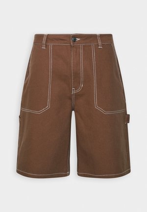 Short de travail marron avec surpiqûres blanches contrastantes, grandes poches avant, passant latéral pour outils, passants de ceinture et bouton à la taille.