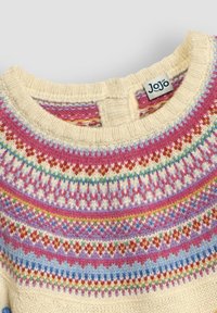 Maglione lavorato a maglia crema con scollo rotondo. Presenta un motivo colorato sul yoke in rosa, blu e rosso. Etichetta: JoJo.