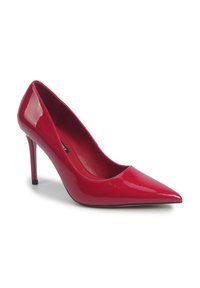 Rode gepatineerde leren hoge hak schoen met een puntneus, slank ontwerp en een stilettohak. Zachte textuur met een glanzende afwerking.