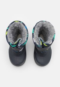 Botas de invierno azul oscuro con un patrón de dinosaurios multicolor, forro de felpa gris, suelas de goma resistentes y una correa de Velcro para un ajuste seguro.
