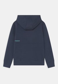 Sweatshirt à capuche bleu marine avec des manches longues et un petit logo "Vingino" bleu clair sur le côté supérieur gauche du dos.