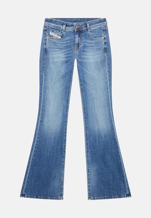 Jean en denim bleu avec une taille haute, bouton et fermeture éclair à l'avant, cinq poches et jambes larges évasées.