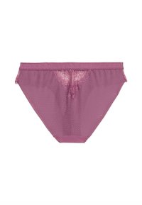 Bielizna damska typu bikini w kolorze malwy, z koronkowym detalem na środku z przodu, elastycznym paskiem w talii i gładką teksturą tkaniny.
