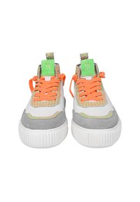 Sneaker bianche e grigie con lacci arancioni, accenti verdi testurizzati e un colletto a fantasia. Suola in gomma arrotondata e linguetta imbottita.