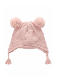 Bonnet en tricot rose avec des pompons sur le dessus, texturé avec des points en relief, présentant des franges tressées sur les côtés et une forme arrondie.