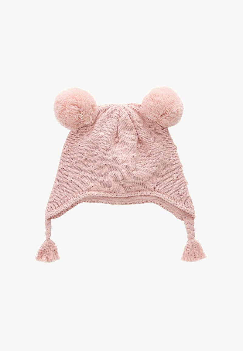 Gorro de punto rosa con pompones en la parte superior, texturizado con puntos en relieve, con borlas trenzadas a los lados y forma redondeada.