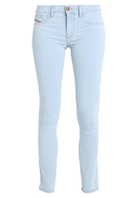 Jeans skinny de mezclilla azul claro con un diseño ajustado, cinco bolsillos y un cierre de botón. Presenta un sutil logotipo en el bolsillo para monedas.