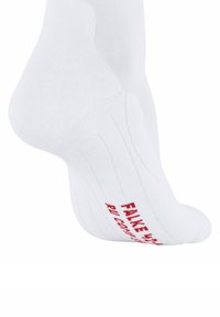 Calzino sportivo bianco con texture a coste e imbottitura, caratterizzato dal testo rosso "FAKE" lungo la parte inferiore.