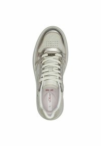 Sneaker bianca con accenti metallici argento, tomaia testurizzata, punta tonda, linguetta imbottita e perforazioni circolari. Presenta lacci bianchi.