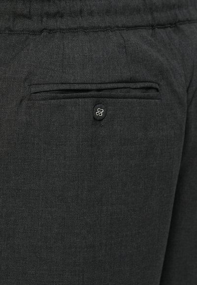 Dunkelgraue Hose aus strukturiertem Stoff, mit einer Gesäßtasche und einem Knopfverschluss. Schlichtes und funktionales Design.