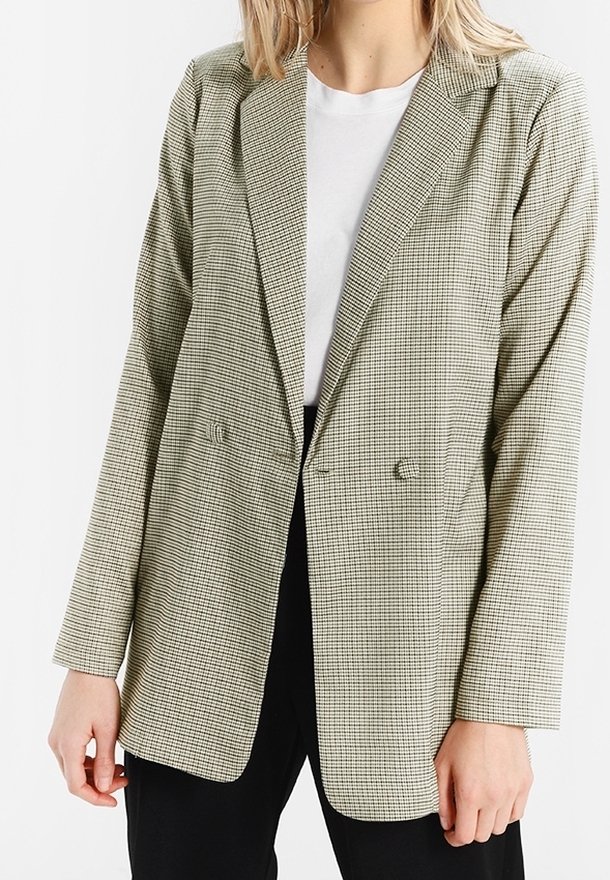 Zielona i biała marynarka w kratę z klapami z wycięciem, zapinana na podwójne guziki, z długimi rękawami. Materiał wydaje się mieć fakturę.