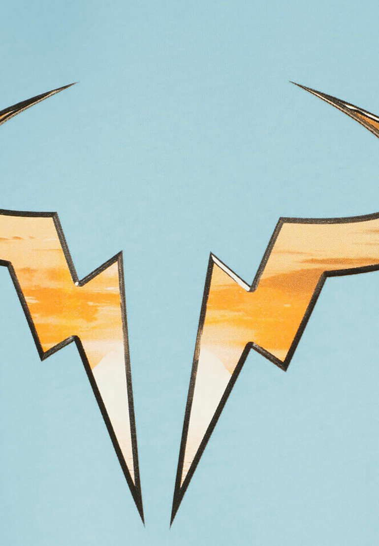 T-shirt graphique avec un fond bleu clair présentant deux éclairs orange entourés de noir, avec une finition texturée.