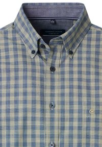 Hellgrünes und blaues kariertes Hemd mit Button-Down-Kragen, blauen Knöpfen und einem kleinen Logo auf der Brusttasche. Komfortable Passform.