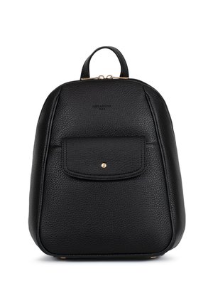 Compact zwarte leren rugzak met een voorvak met drukknoop, een bovenste handvat, een gestructureerd oppervlak en een gouden ritssluiting.