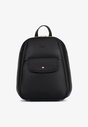 Compact zwarte leren rugzak met een voorvak met drukknoop, een bovenste handvat, een gestructureerd oppervlak en een gouden ritssluiting.