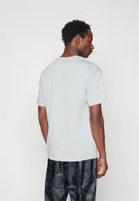 Nike Performance LIVERPOOL FC NIKE PRM JOCKTAG TEE - Vereinsmannschaften - light smoke grey