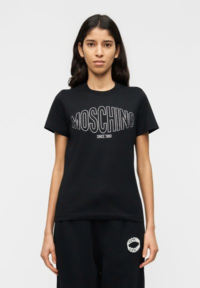 T-shirt en coton noir avec logo "MOSCHINO" en strass et texte "SINCE 1983". Col rond classique et manches courtes. Design uni.