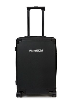 Valigia rigida nera con quattro ruote e manico telescopico esteso, con logo "Karl Lagerfeld 21 Rue St-Guillaume Paris" sulla parte frontale.
